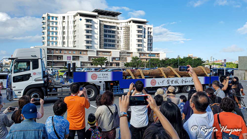 イオンモール沖縄ライカムに到着した御材木