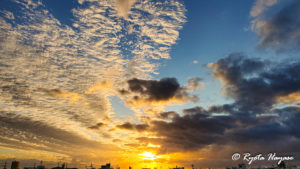 暮れも押し迫ったある日の夕空