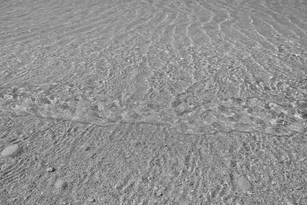 砂浜に寄せては返す波