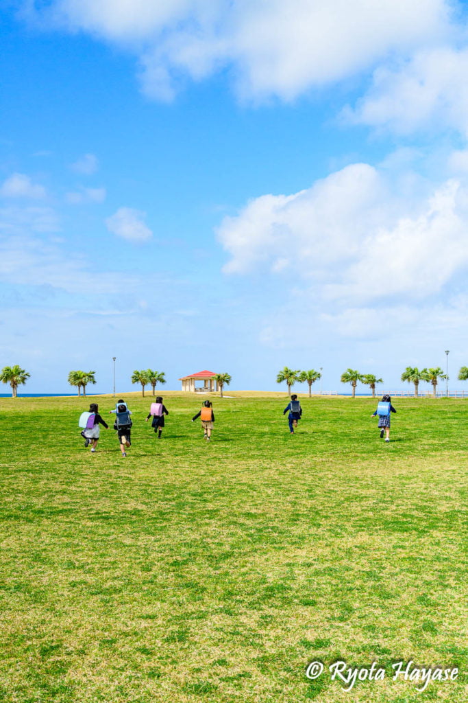 新1年生たちが、真新しいランドセルを背に広い公園を駆けていく